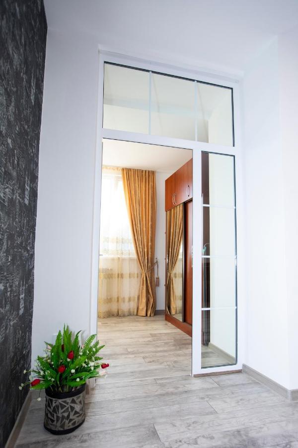 Modern Apartment In The Center With The View Of The Majestic Ararat Ereván Exterior foto